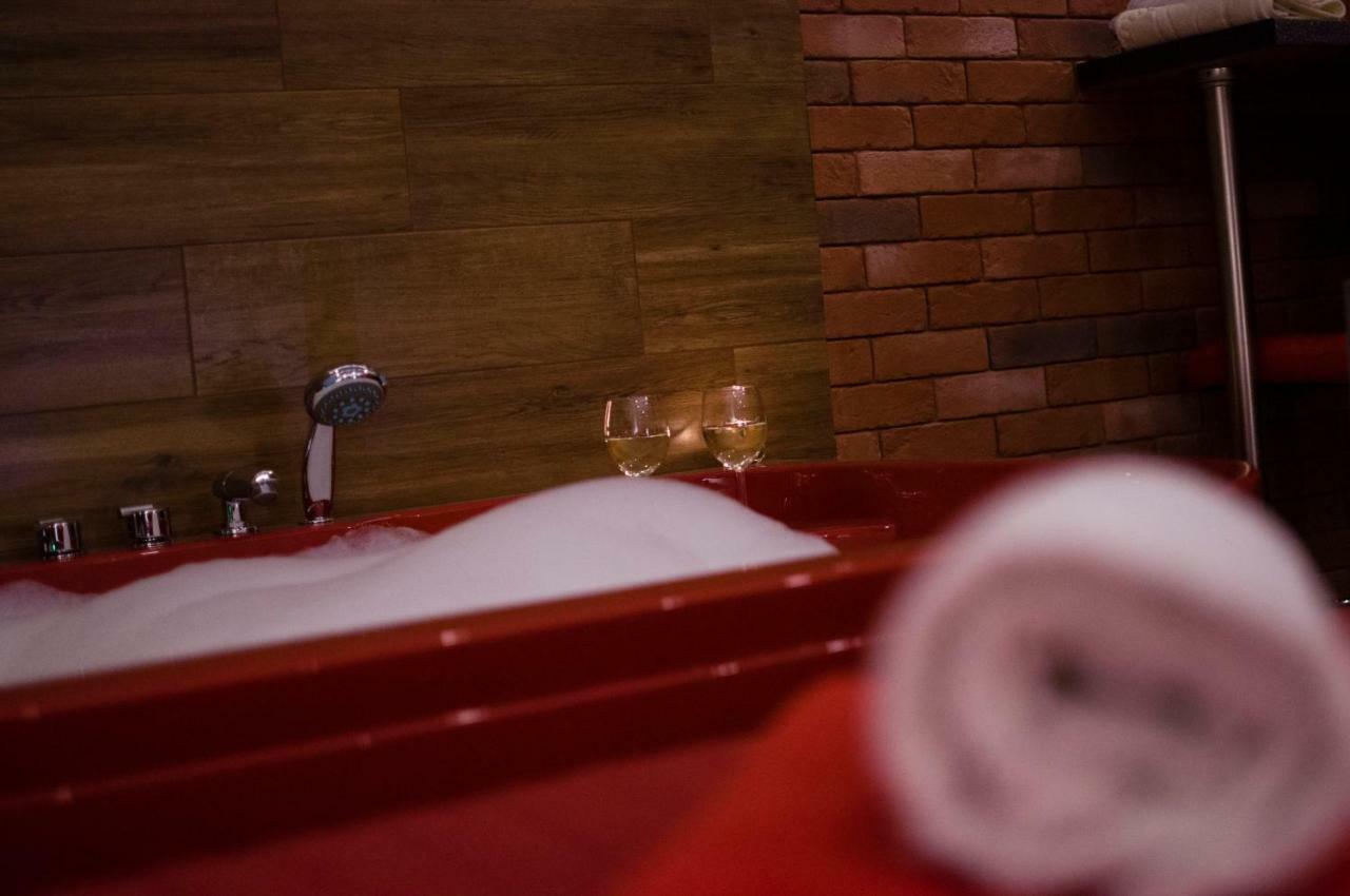 Jacuzzi Apartment Red Cracóvia Exterior foto
