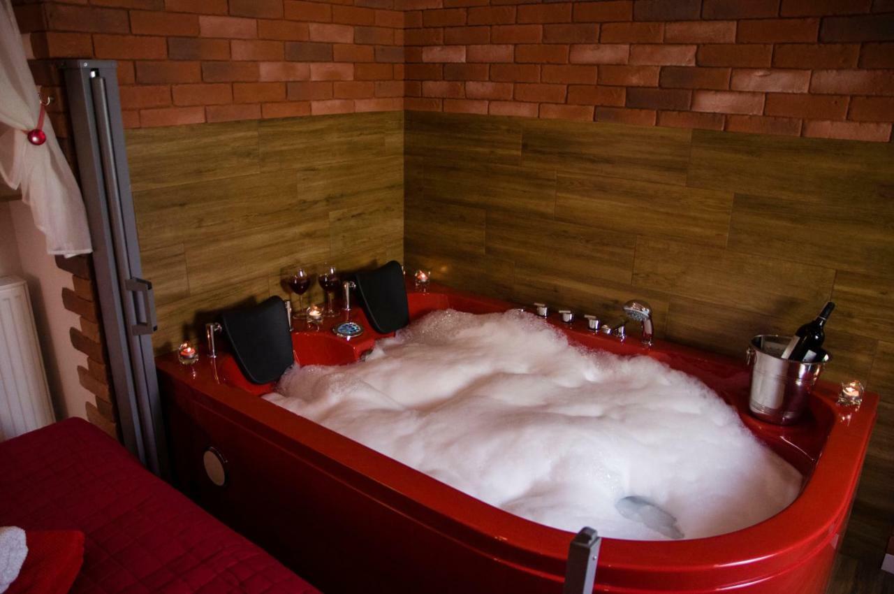 Jacuzzi Apartment Red Cracóvia Exterior foto